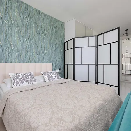 Modern With Terrace, Swimming Pool And Parking By Renters *