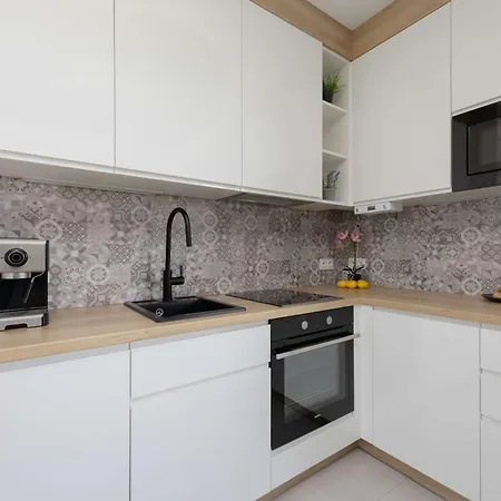 Modern With Terrace, Swimming Pool And Parking By Renters *
