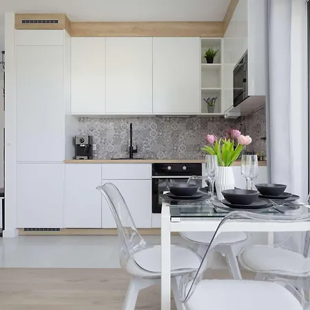 Modern With Terrace, Swimming Pool And Parking By Renters