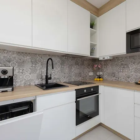 Modern With Terrace, Swimming Pool And Parking By Renters