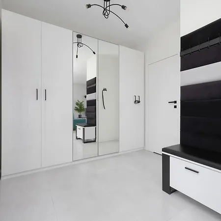 Modern With Terrace, Swimming Pool And Parking By Renters Lägenhet *