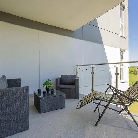 Modern With Terrace, Swimming Pool And Parking By Renters 아파트 *
