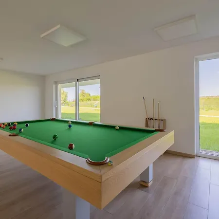 Modern With Terrace, Swimming Pool And Parking By Renters Lägenhet